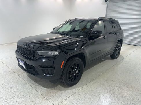 Used 2025 Jeep Grand Cherokee Altitude AWD/4WD image 1