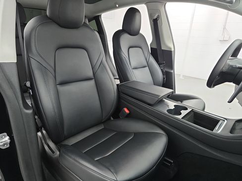 Used 2022 Tesla Model Y Long Range image 10