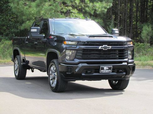 Used 2024 Chevrolet Silverado 2500 Custom w/ Custom Value Package image 9