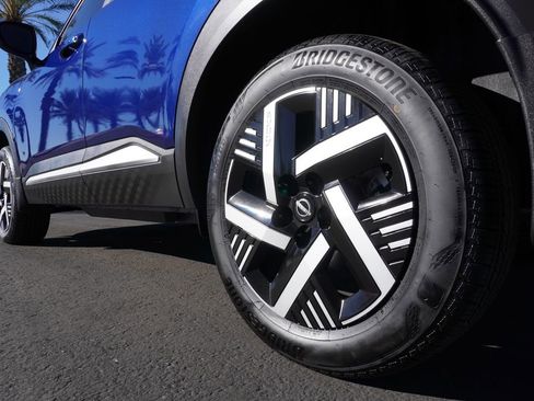 Certified 2025 Nissan Kicks SV image 6