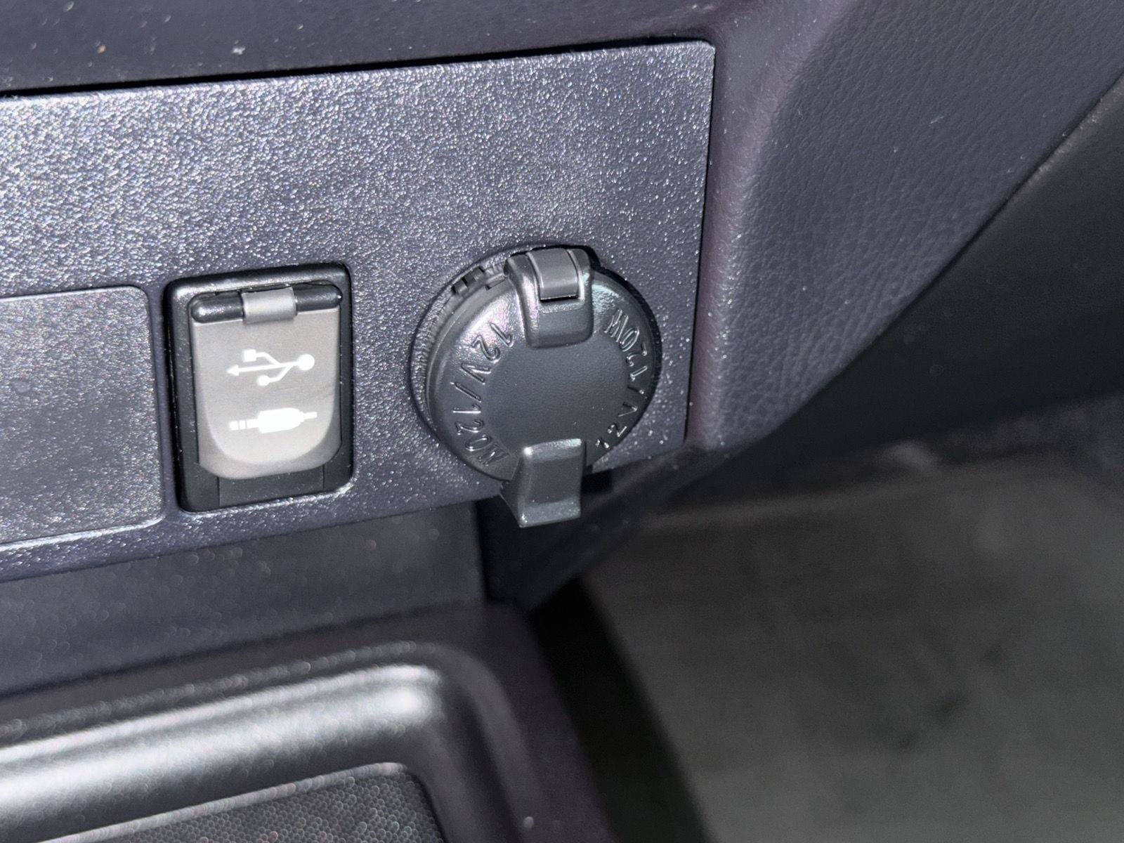 Used 2014 Toyota RAV4 Limited w/ Technology Package AWD/4WD image 23
