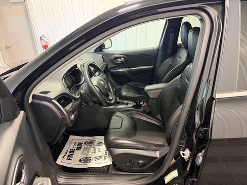 Used 2019 Jeep Cherokee Latitude Plus w/ Cold Weather Group AWD/4WD image 6