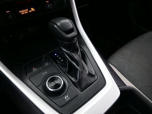 Used 2020 Toyota RAV4 XLE w/ XLE Grade Weather Package AWD/4WD image 22
