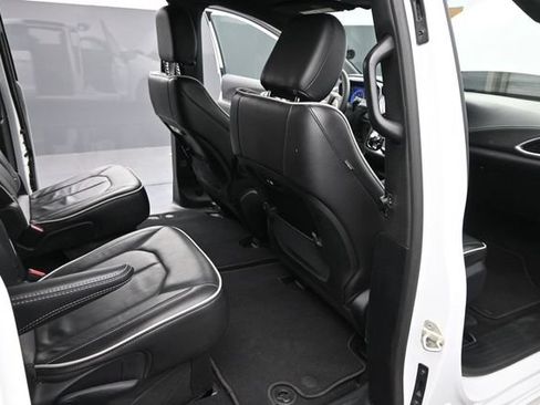 Used 2026 Chrysler Pacifica Limited FWD image 22