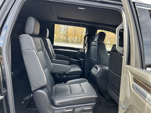 Used 2025 Cadillac Escalade ESV Premium Luxury image 54