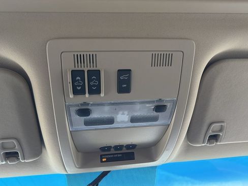 Used 2012 Chevrolet Suburban LTZ RWD image 22