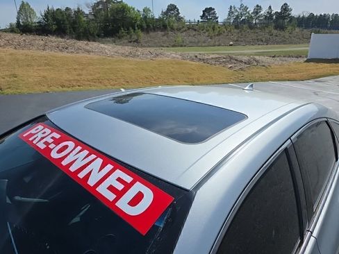 Used 2022 Toyota Avalon Limited image 9