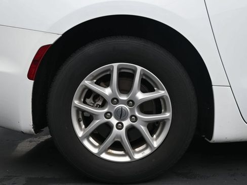 Used 2023 Chrysler Pacifica Touring-L FWD image 13
