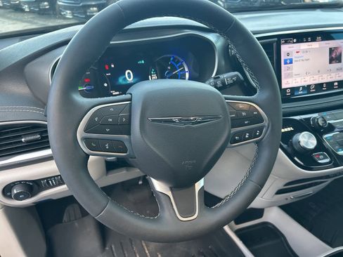 Used 2022 Chrysler Pacifica Touring-L image 35