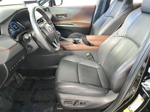 Used 2023 Toyota Venza Limited image 19