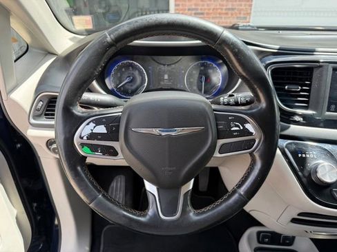 Used 2020 Chrysler Pacifica Touring-L FWD image 23