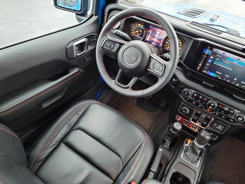 Used 2024 Jeep Wrangler Unlimited Rubicon w/ Technology Group image 13