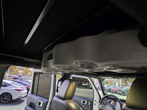 Used 2019 Jeep Wrangler Unlimited Sahara image 26