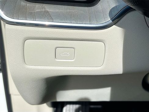 Used 2023 Volvo XC60 B5 Plus w/ Protection Package Premier image 10