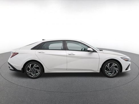 Used 2025 Hyundai Elantra SEL FWD image 10