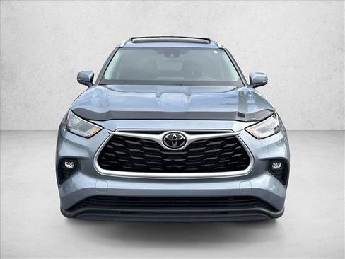 Used 2023 Toyota Highlander XLE FWD image 2