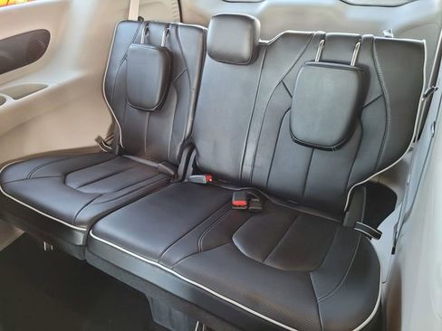 Used 2023 Chrysler Pacifica Limited image 18