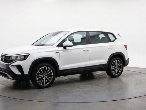 Used 2025 Volkswagen Taos SE FWD image 3