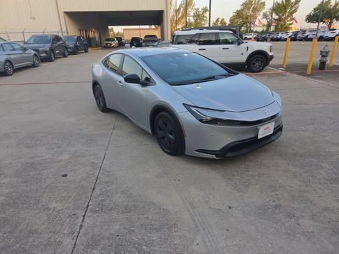 Used 2025 Toyota Prius LE FWD image 6