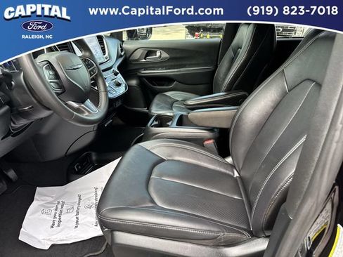 Used 2025 Chrysler Pacifica Select FWD image 19