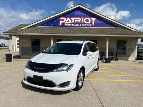 Used 2018 Chrysler Pacifica Touring-L Plus FWD image 1