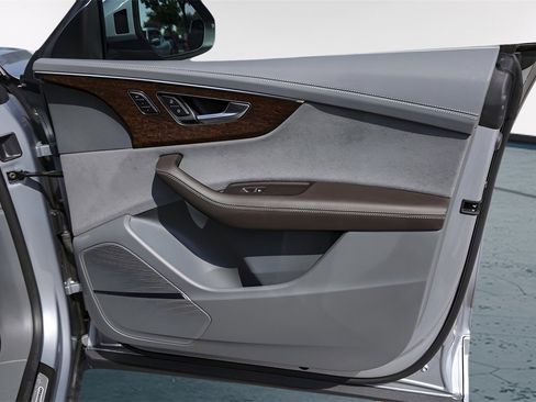 Used 2024 Audi Q8 Prestige image 32