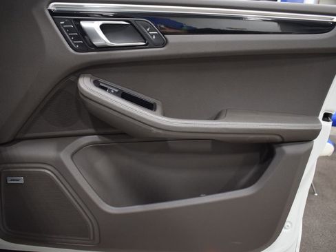 Used 2018 Porsche Macan S image 17