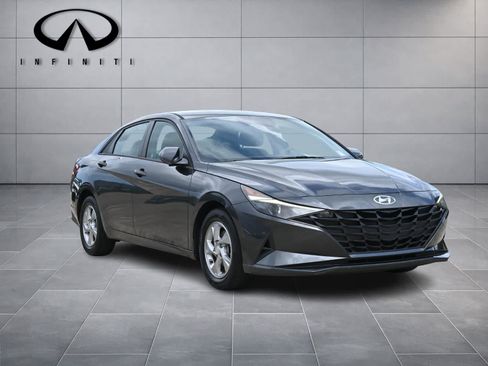 Used 2021 Hyundai Elantra SE FWD image 3