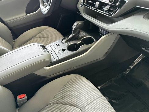 Used 2022 Toyota Highlander LE image 31