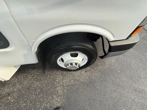 Used 2013 Chevrolet Express 4500 w/ Shuttle Bus Package image 7