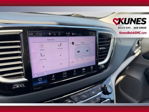 Used 2023 Chrysler Pacifica Touring-L FWD image 23