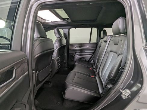 Used 2025 Jeep Grand Cherokee Limited w/ Luxury Tech Group II image 24