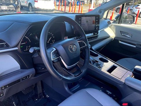 Used 2024 Toyota Sienna XLE image 13