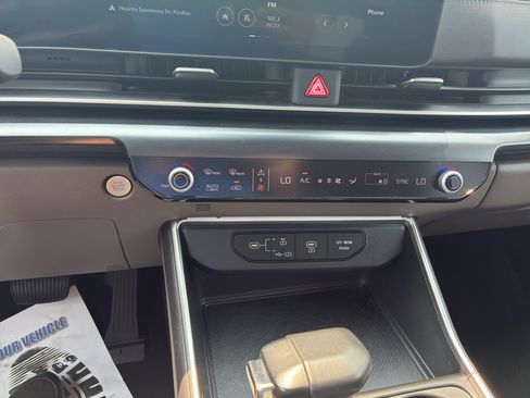 Used 2025 Kia Carnival FWD image 18