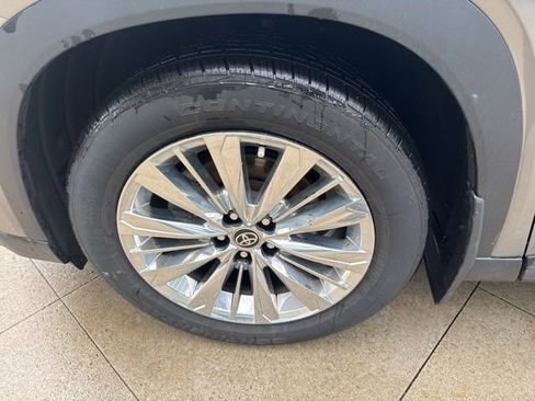 Used 2025 Toyota Grand Highlander AWD image 12