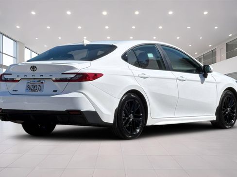 Used 2025 Toyota Camry SE FWD image 4