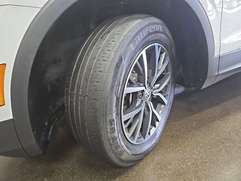 Used 2020 Volkswagen Tiguan SE image 31