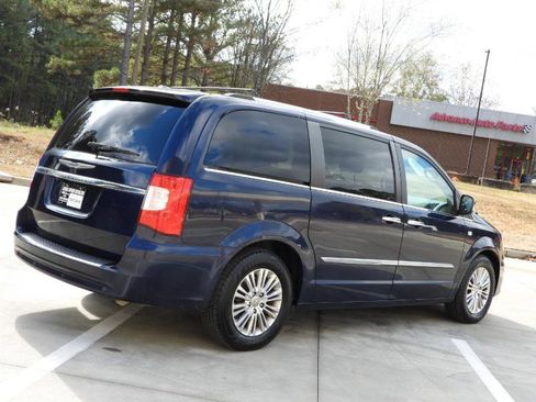 Used 2014 Chrysler Town & Country Touring-L image 17