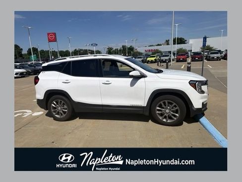 Used 2023 GMC Terrain SLT FWD image 1