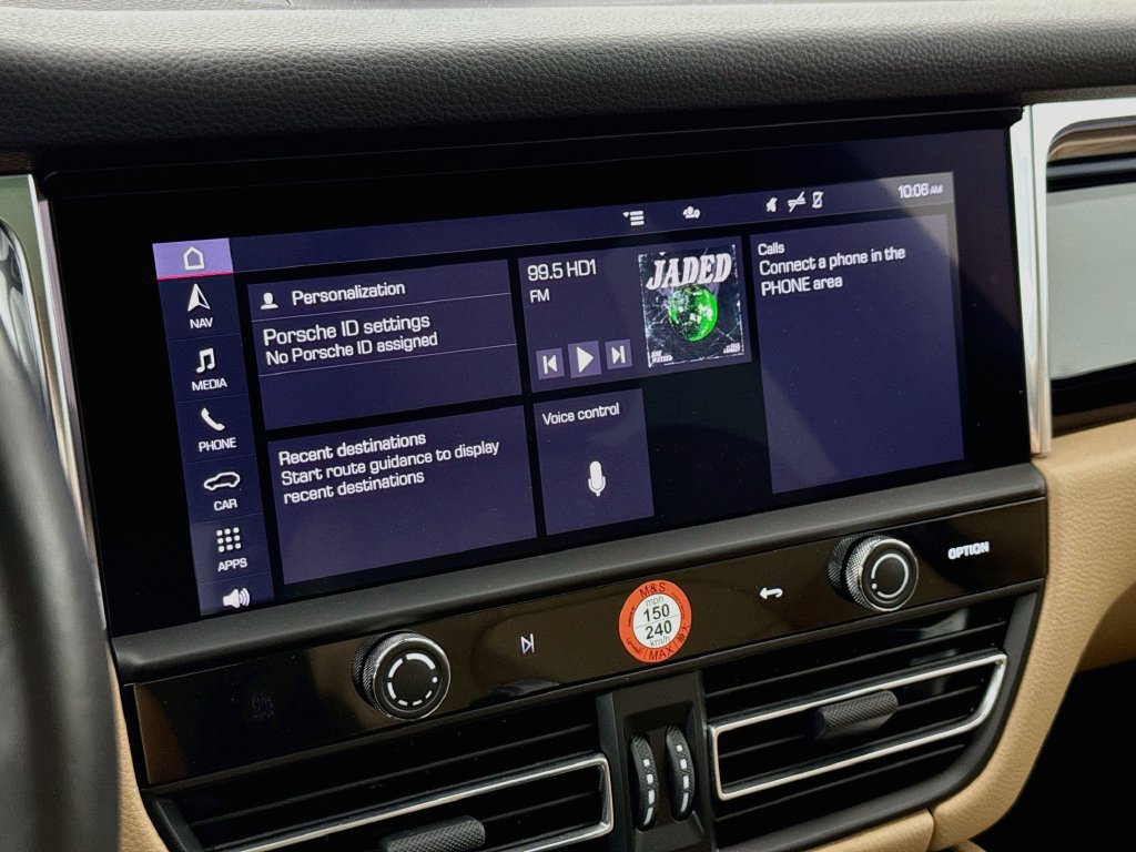 Certified 2025 Porsche Macan AWD/4WD image 18