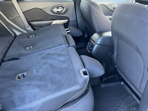 Used 2017 Jeep Cherokee Latitude AWD/4WD image 19