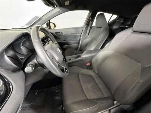 Used 2018 Toyota C-HR XLE image 3