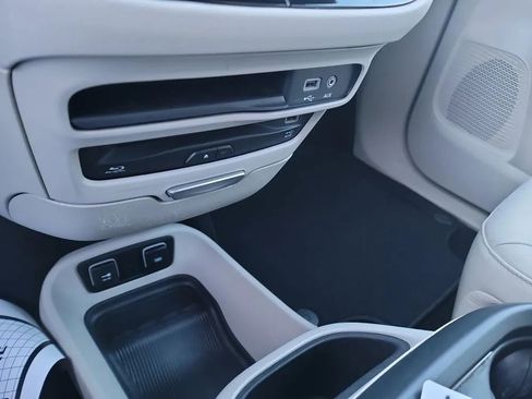 Used 2017 Chrysler Pacifica Touring-L Plus FWD image 17