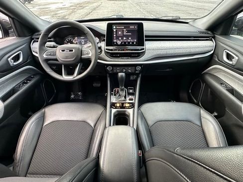 Used 2025 Jeep Compass Latitude image 32