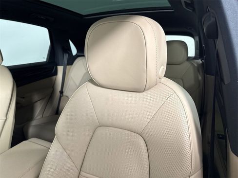 Certified 2023 Porsche Cayenne Platinum Edition image 41