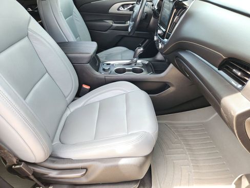 Used 2020 Chevrolet Traverse LT FWD image 17
