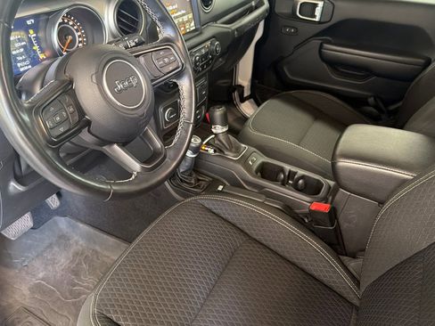 Used 2016 Jeep Wrangler Unlimited Sahara w/ Connectivity Group AWD/4WD image 10