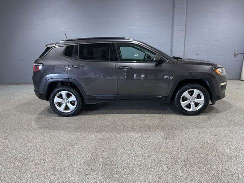 Used 2019 Jeep Compass Latitude w/ Cold Weather Group AWD/4WD image 3