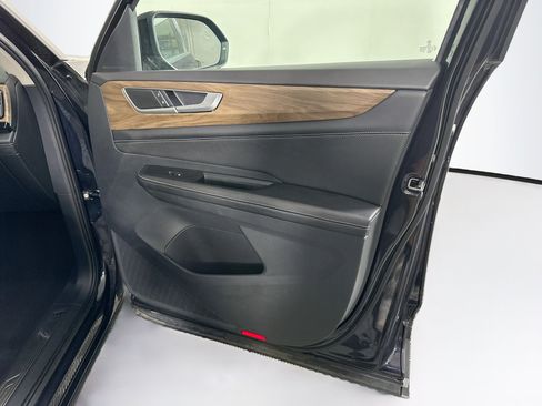 Used 2025 Volkswagen Atlas SE FWD image 34