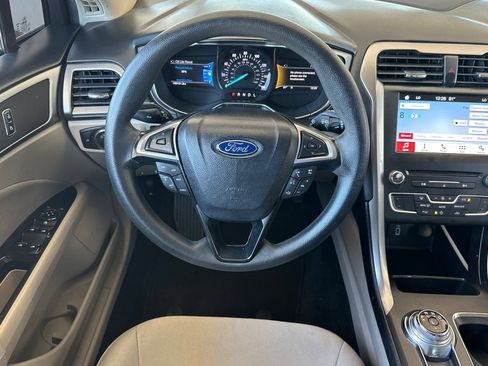 Used 2017 Ford Fusion SE w/ Fusion SE Technology Package FWD image 14